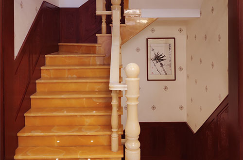 澄海中式别墅室内汉白玉石楼梯的定制安装装饰效果