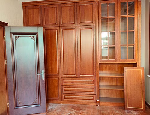澄海中式家庭装修里定制的实木衣柜效果图